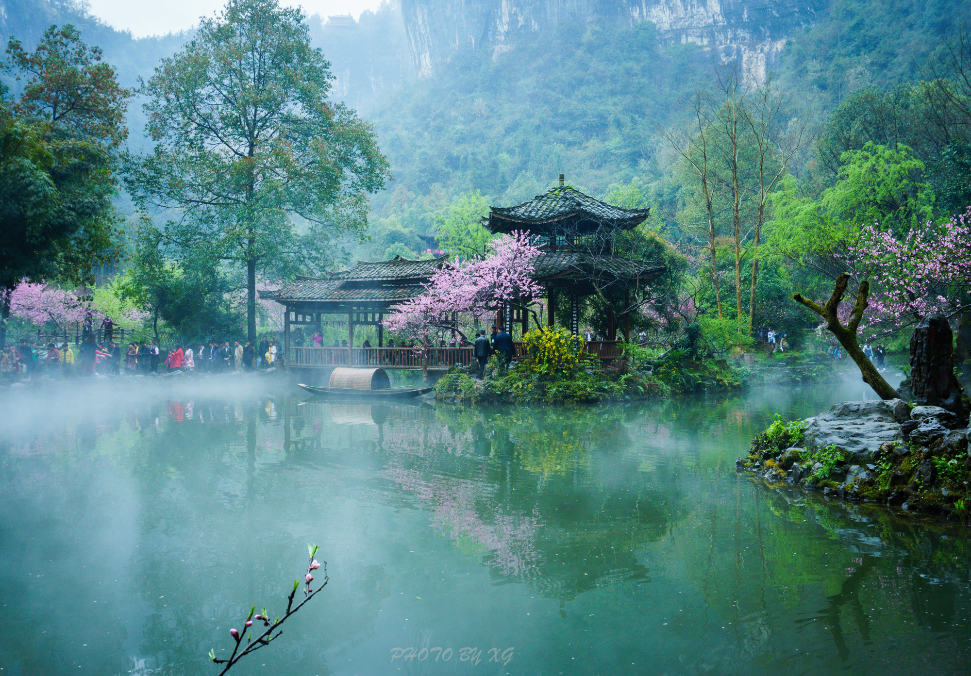 酉阳桃花源景区位于重庆酉阳自治县城区,景区的宣传语就是在这世界上