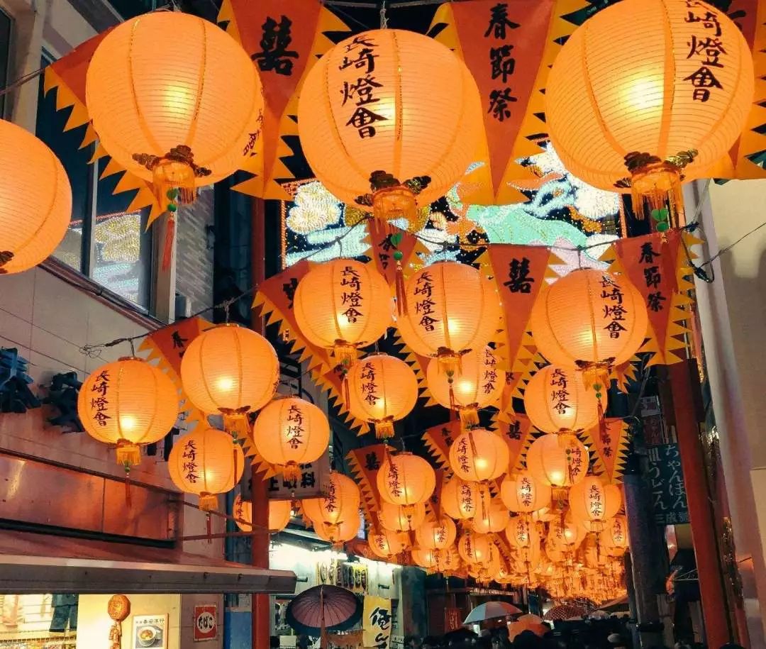 日本长崎县灯会增加了大家的乐趣也让游客更好的参与到互动当中在灯光