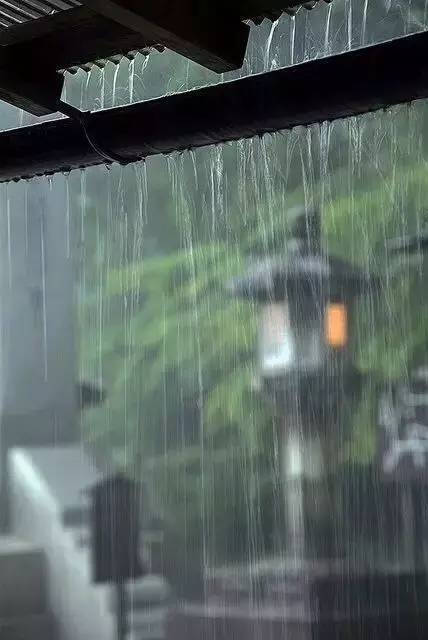 屋檐下雨躲雨图片