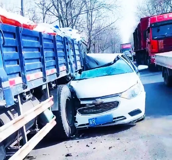 小轎車發生一起嚴重車禍,在辛務村紅綠燈附近白色轎車追尾一輛大貨車