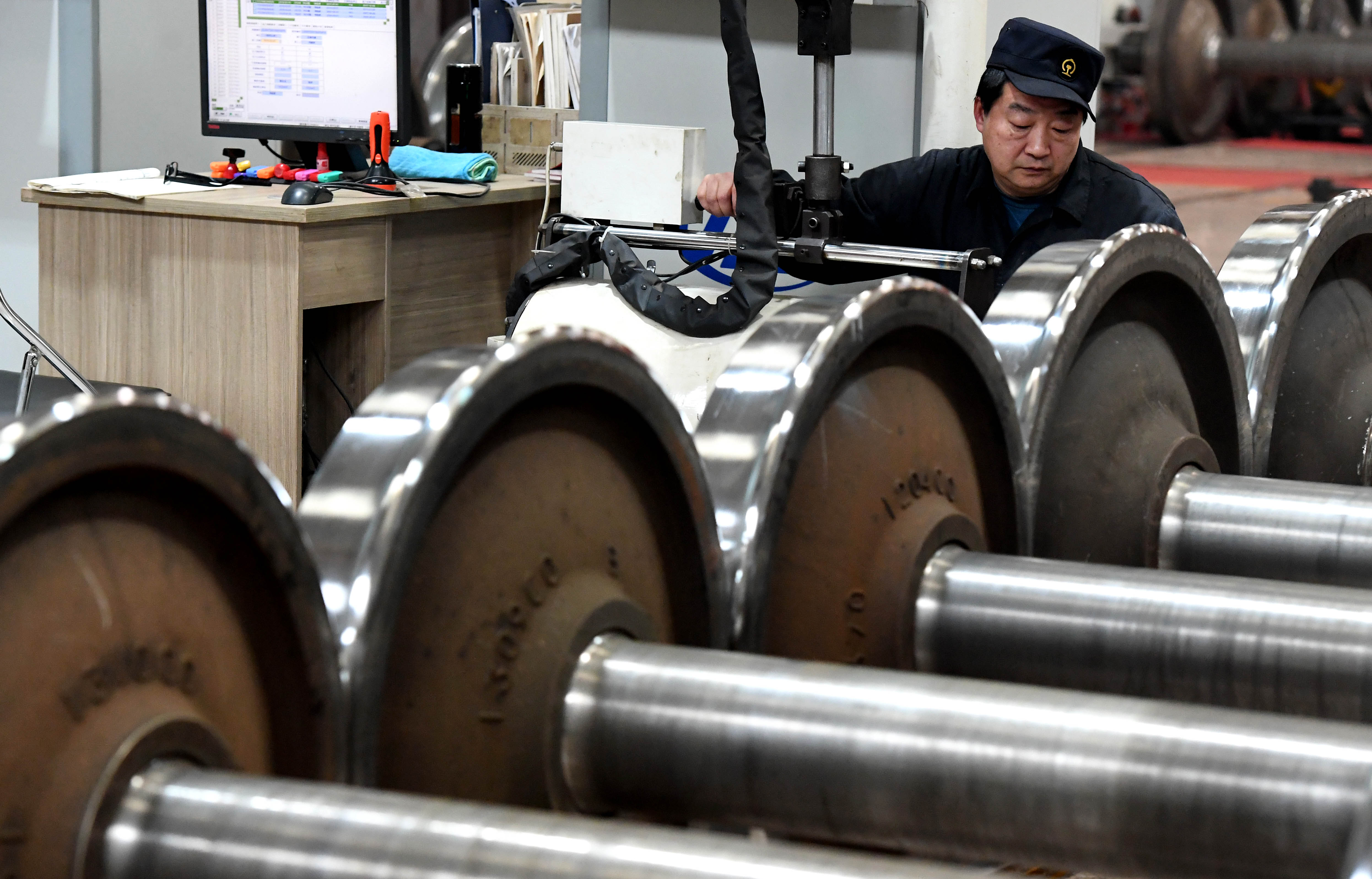 2月26日,中国铁路郑州局集团有限公司郑州北车辆段修配车间职工在组装