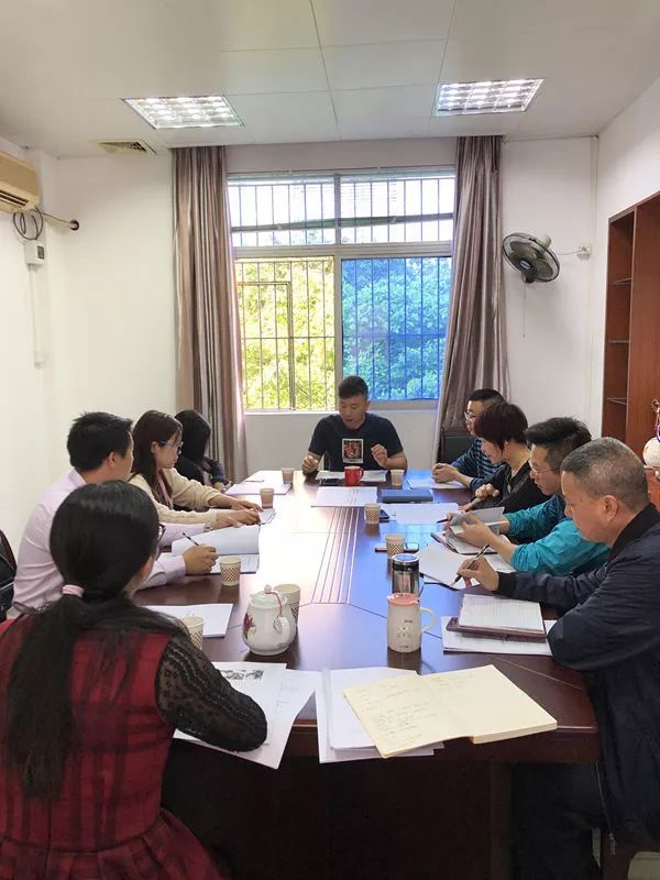 首先,由杨柳春校长向家委成员和学校领导小组成员解读了《容桂街道