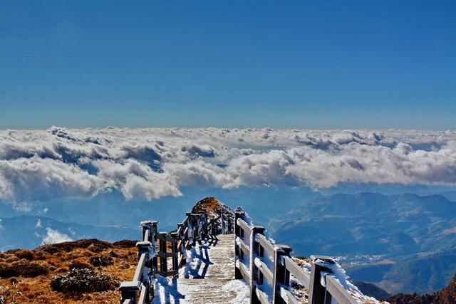 乌蒙山轿子雪山图片