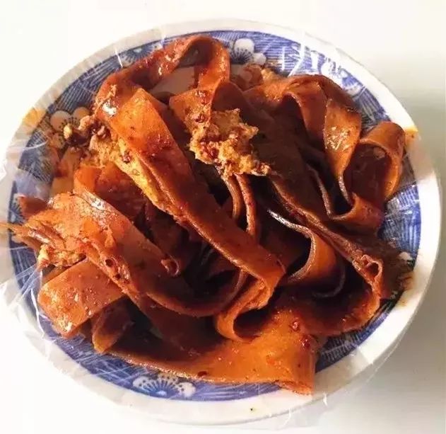 美食推荐地丨岐山县城岐山的酸汤水饺,看那碗里的汤极红极油,闻一闻便