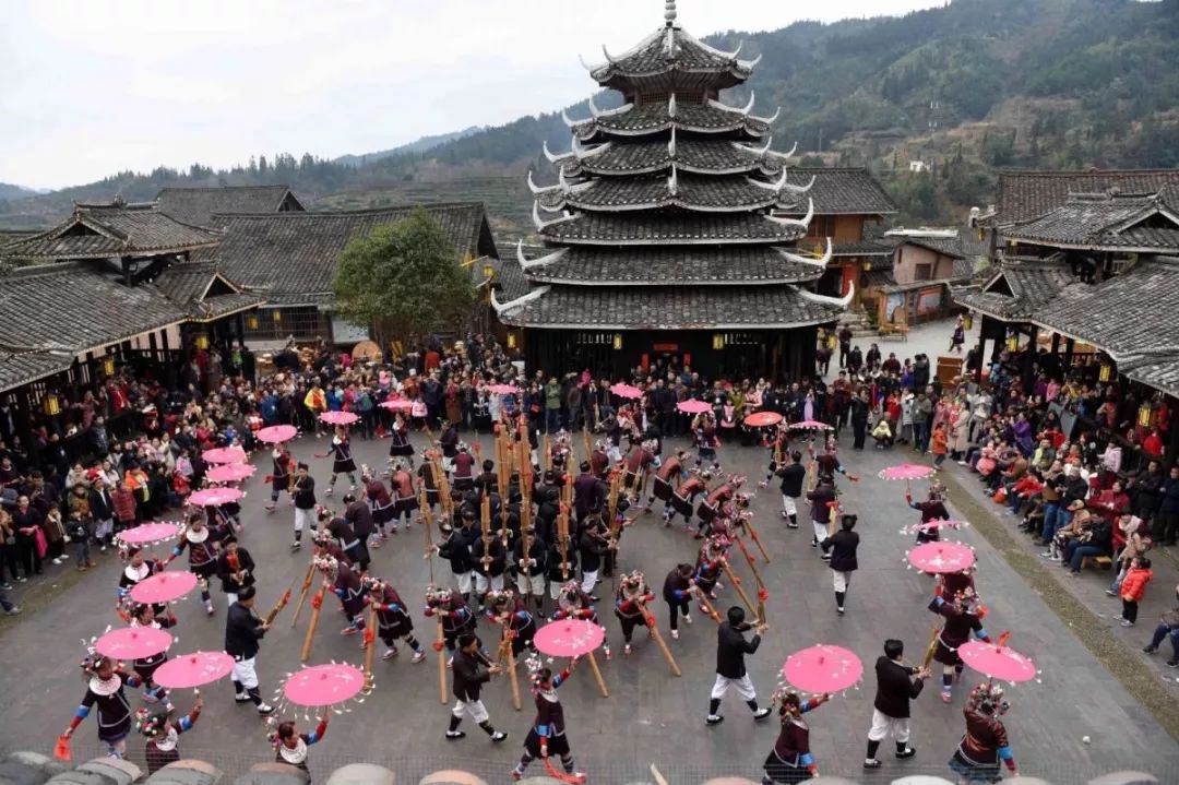 團圓六個篇章及鼓樓,橋,吊腳樓的舞臺變化,展現了博大精深的侗族風情