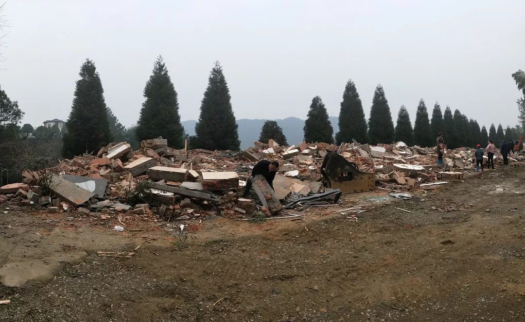 拆除後2月26日,分水鎮最後一處點位大路村雛仙茶莊正在拆除中.