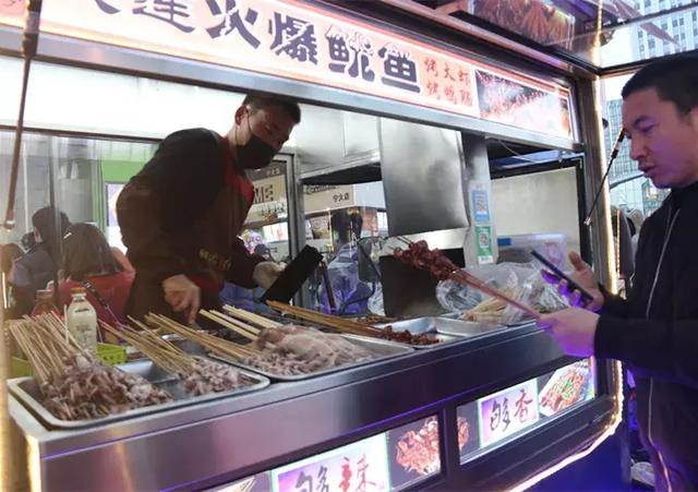 夜探懷遠夜市最牛的烤魷魚吃一串都是回味無窮去一趟值了