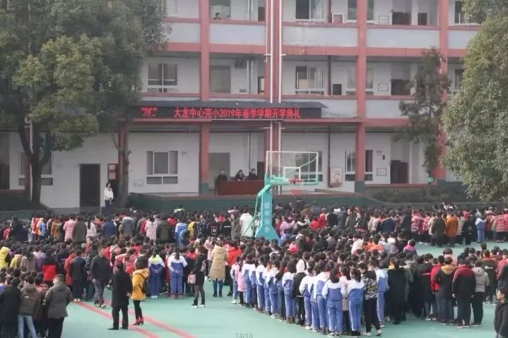 "在大龙中学开学典礼上洪亨同学作为学生代表发言,从树立目标,满怀