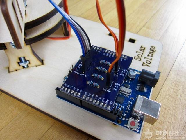 大牛用arduino uno製作可以自動追蹤陽光的太陽能板