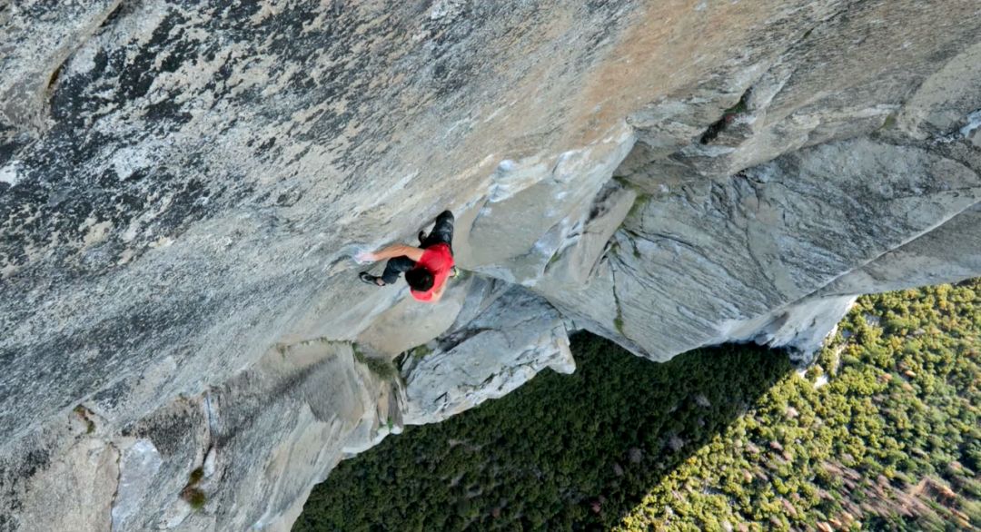 (极度恐高者请谨慎浏览以下图片)徒手攀岩(free solo)然而,亚历克斯不