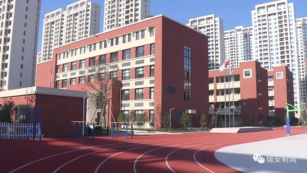 毓蒙中学是瑞安经济开发区新建的一所直属公办初中,学校与安阳实验