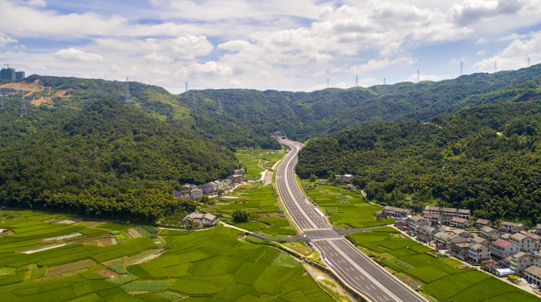 双藤公路宝昌岭隧道