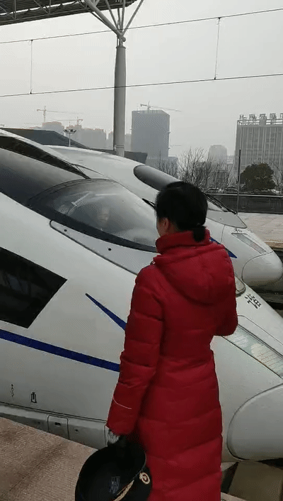今天,丈夫担当乘务的高铁g268次路过蚌埠南站,列车14:02到站,14:06