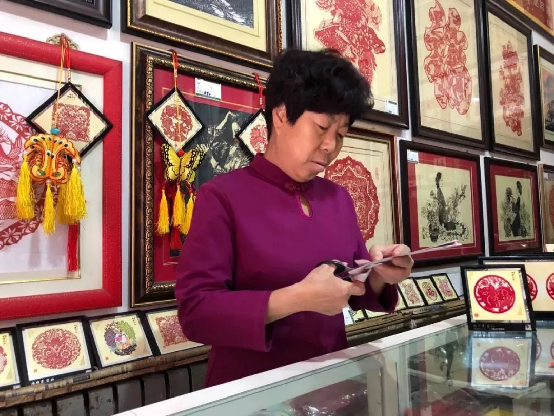 西青人天津市非物质文化遗产杨柳青剪纸项目代表性传承人郝桂芬