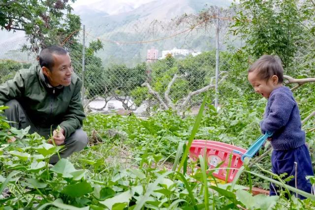 原創
            一對高學歷夫妻，13年不買衣服、全家吃素，每月只花100塊養小孩 時尚 第7張