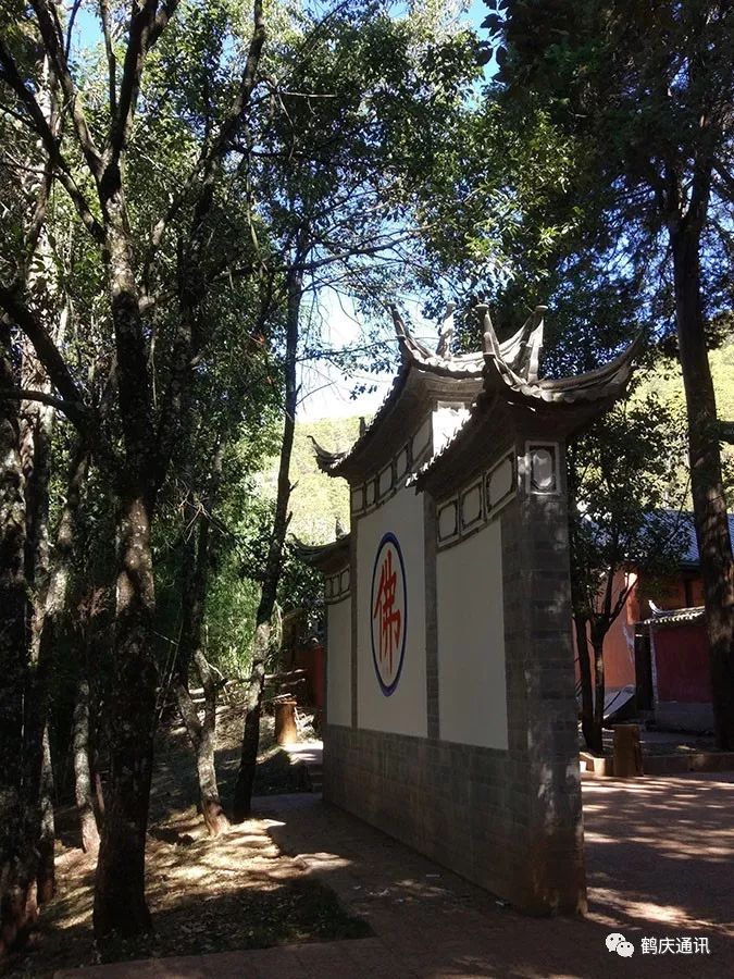 鹤庆龙华山寺庙图片