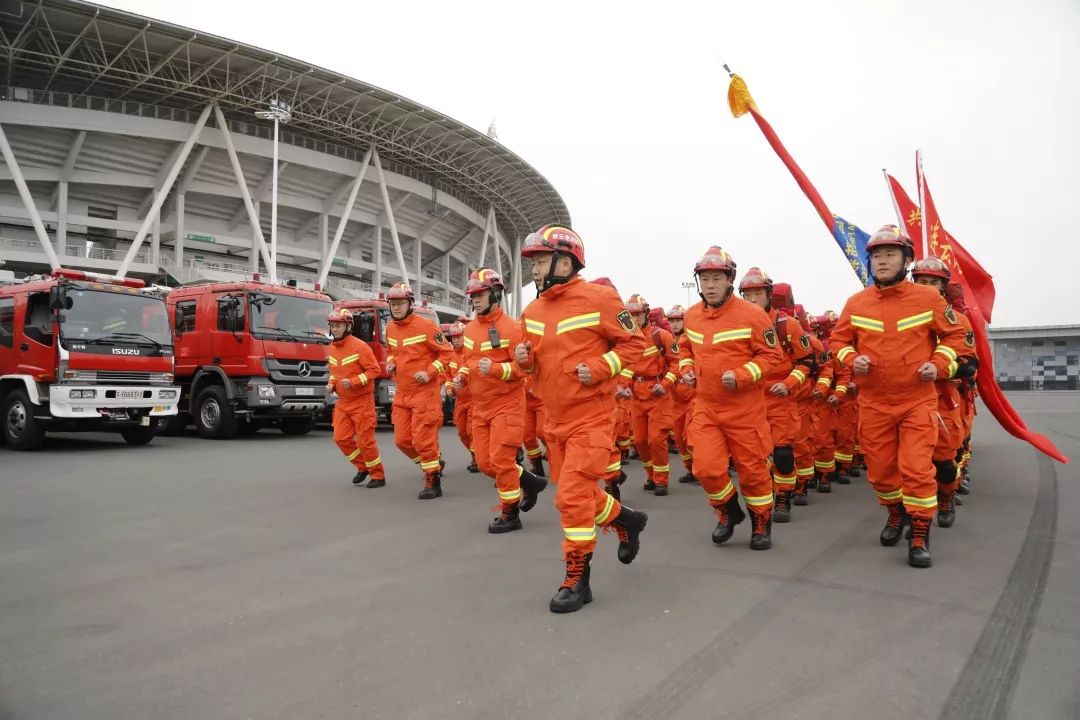 連雲港市消防支隊接到報警後,迅速啟動地震災害救援預案,調動特勤中隊