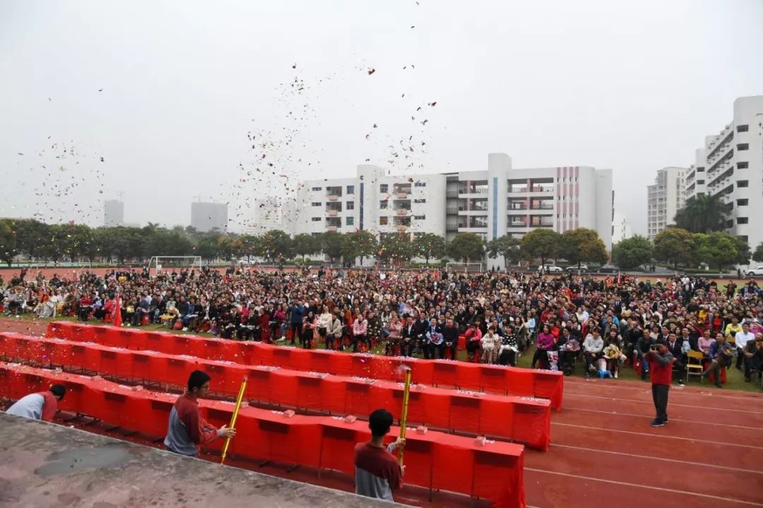 又是一年成人礼,在《我的未来不是梦》歌声中,云浮市邓发纪念中学"