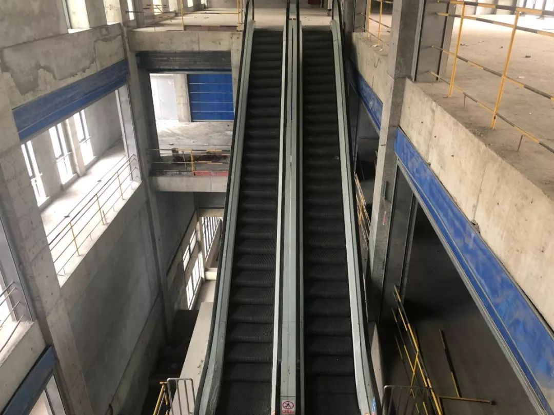 项目内部扶梯已安装内部铺设进度02项目的外立面已基本完工,外部道路