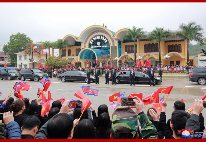 金正恩乘坐的火車抵達越南北部諒山省同登火車站,多名越南官員和大量