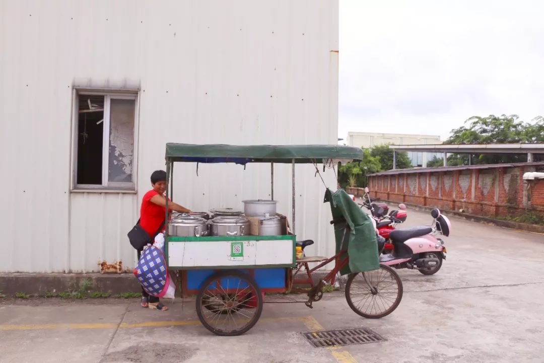 穿梭在海口小巷里的流动小推车 承载着无数海口人的童年回忆.