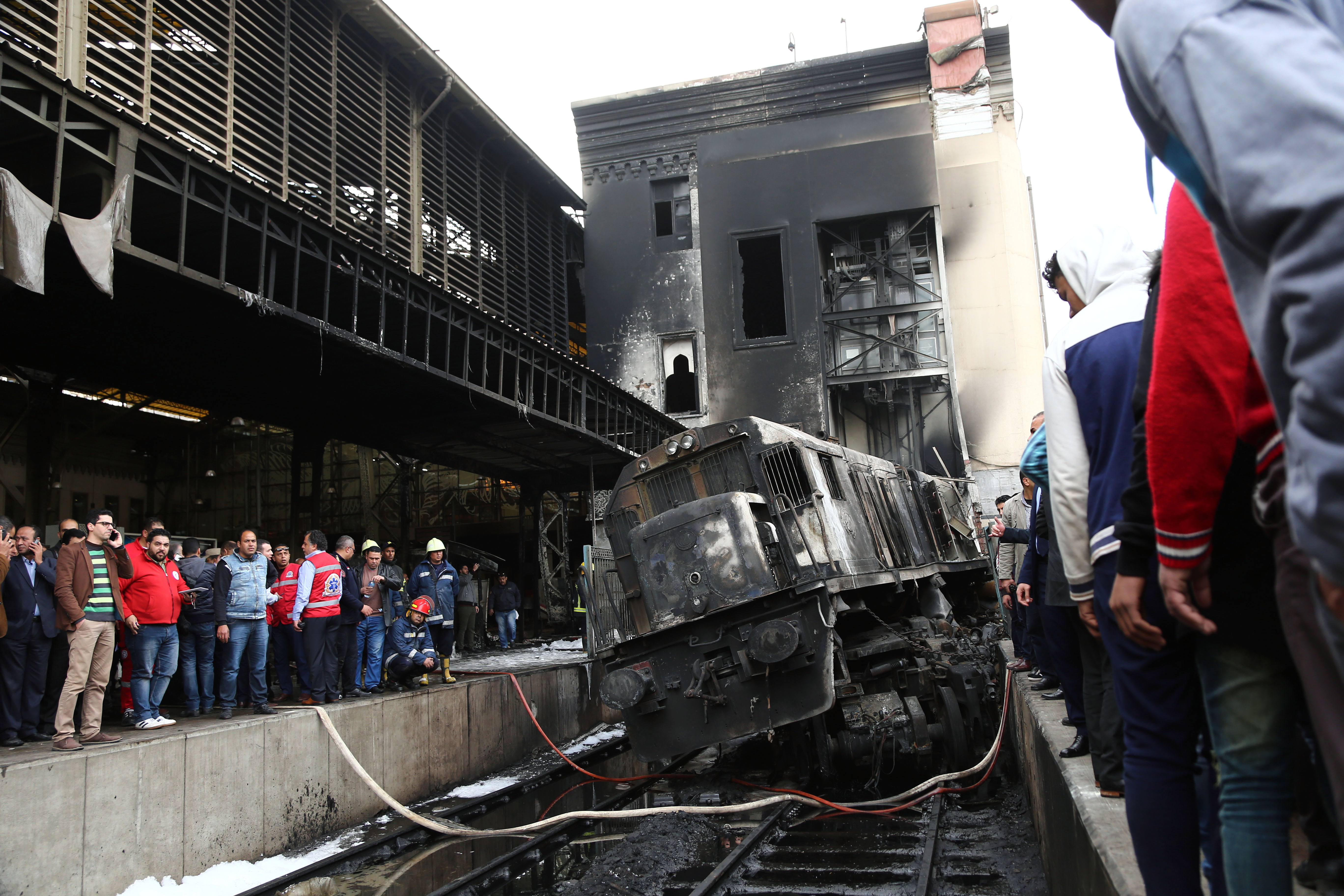 埃及一火车站发生火灾致重大人员伤亡