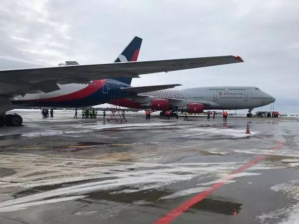 俄羅斯國家航空( rossiya airlines)一架波音747在牽引過程中與azur