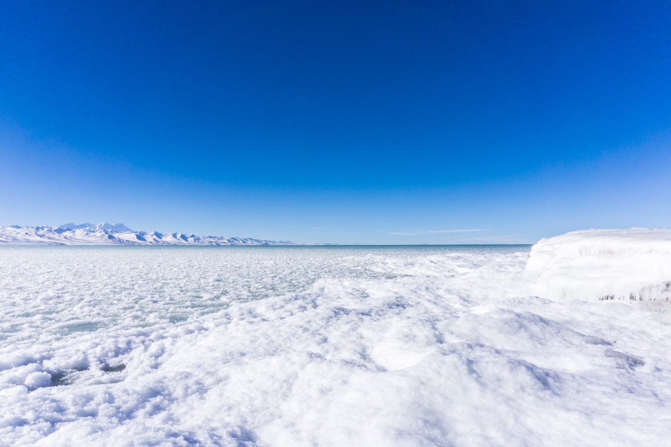 冰封的纳木措,雪域高原的美景,酷似流浪地球的画面
