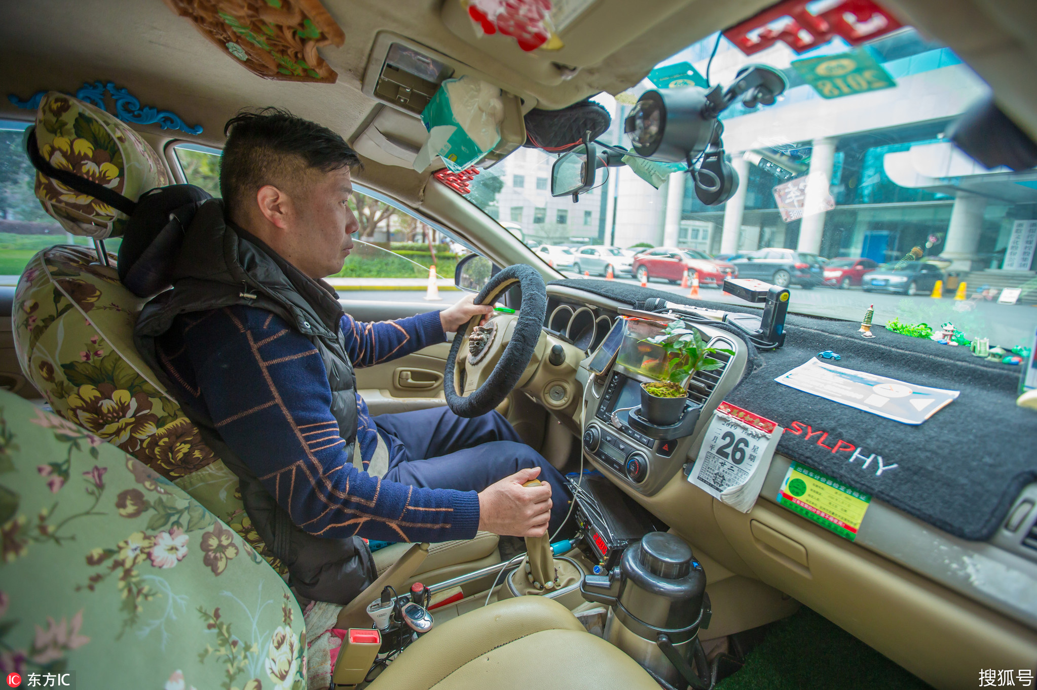 杭州的哥硬核改裝出租車,中控養魚,還能唱k