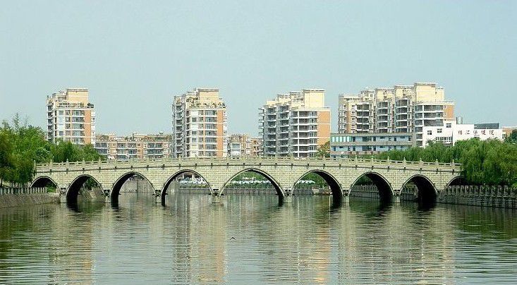 馭虹橋馭虹橋,又名蒲江東門橋,位於蒲江縣東門,跨蒲江河.橋長107.