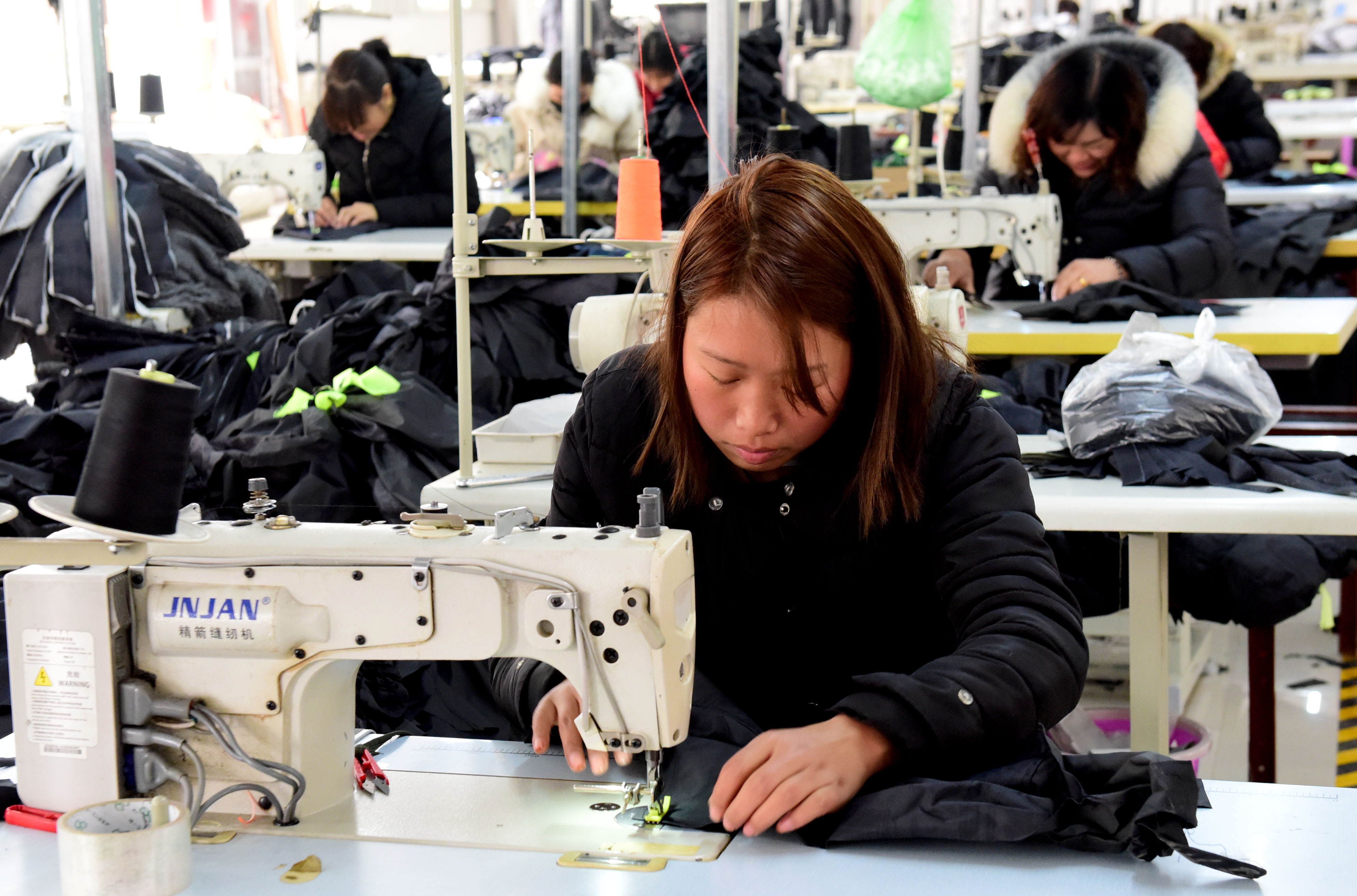 2月28日,工人在河南省汝阳县刘店镇一家服装厂扶贫车间工作