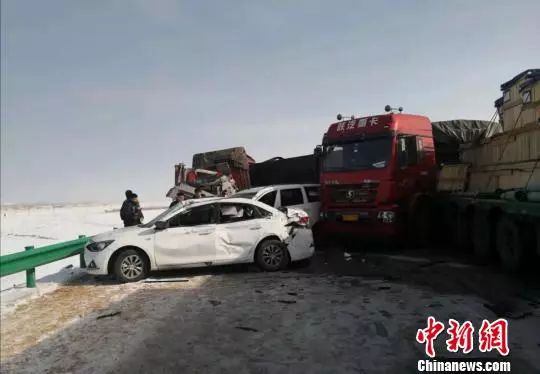 事故丨g209国道内蒙古段20车撞车,致1死3伤