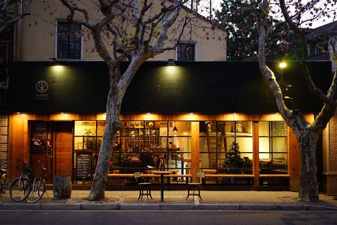 咖啡馆,叫做鲁马滋,主理人是一对夫妇——日本人中山先生和上海本地