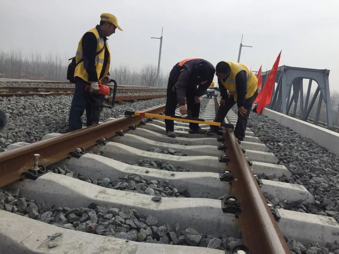 是蘇北東西方向的高速鐵路,也是蘇北腹地最重要的鐵路大動脈之一,有