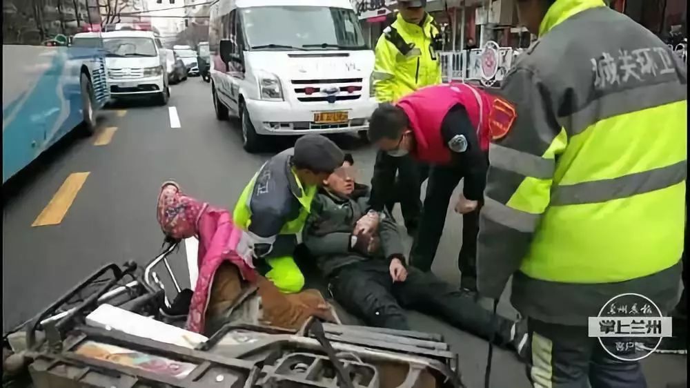 蘭州街頭,3名環衛工為車禍傷者圍起