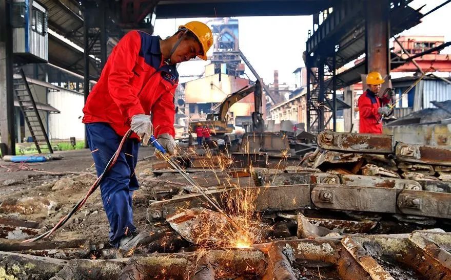 工人在河北唐山市一家停产的钢厂拆除炼钢设备(2018年7月12日摄.