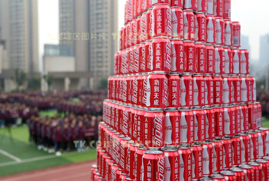 1000个可乐罐搭建的山是杨中学子的新学期礼物
