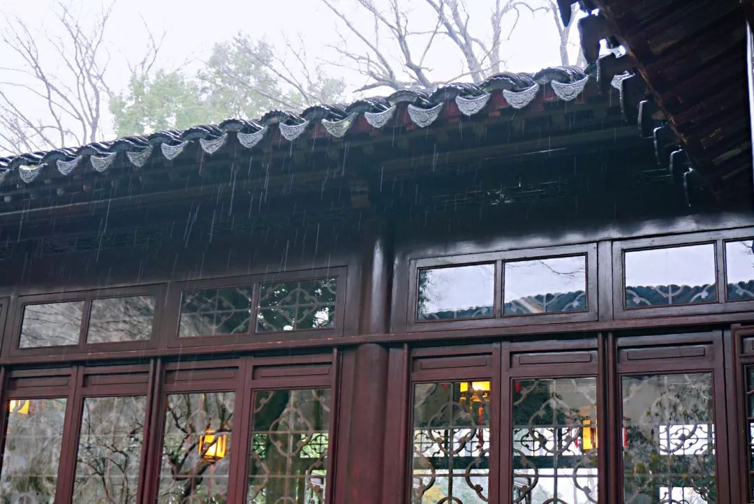 孟春多雨天街小雨润如酥