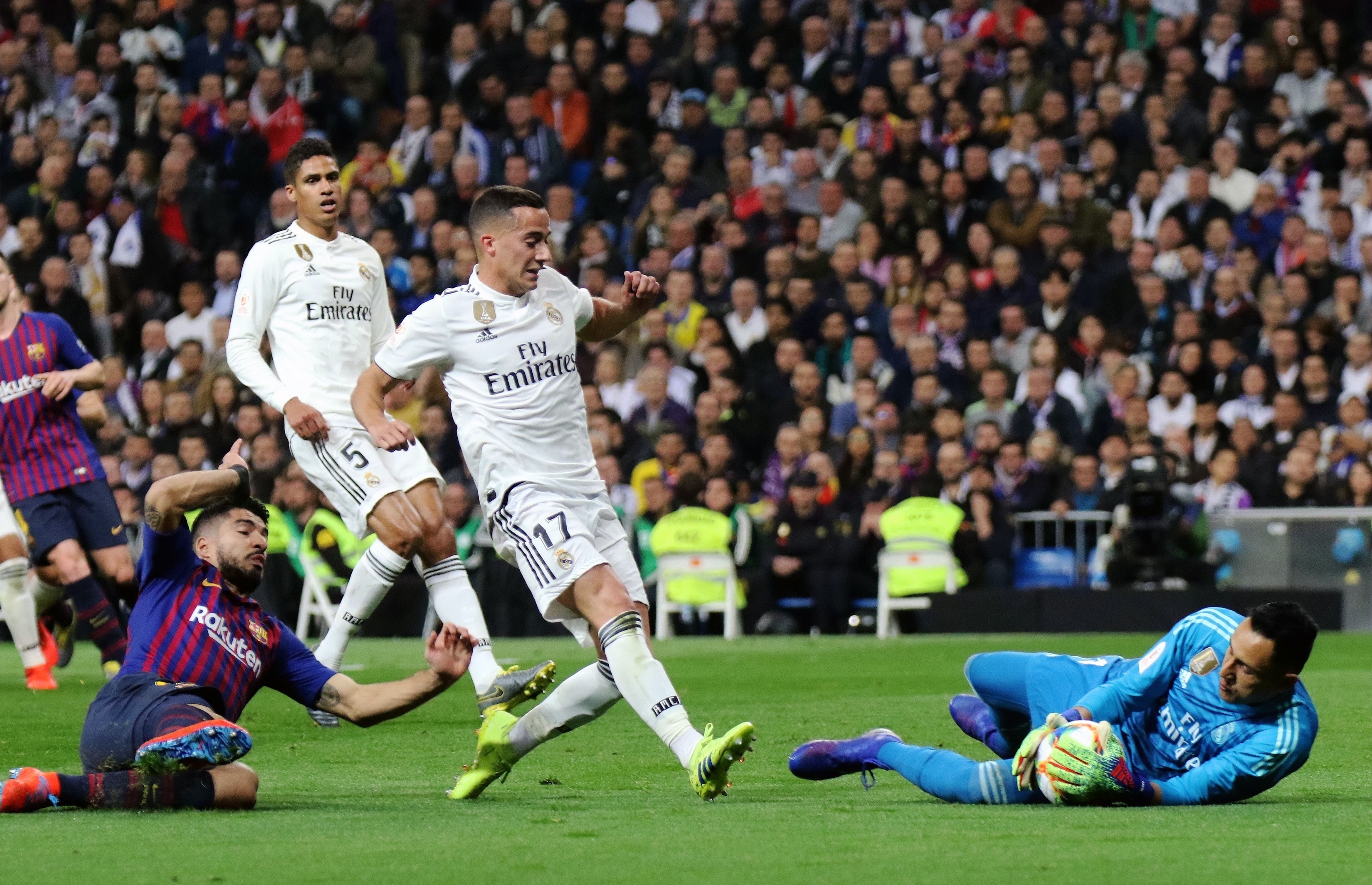 2月27日,皇家马德里队守门员纳瓦斯(右一)在比赛中扑救