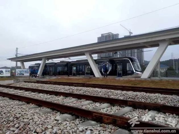 天水考察團登上第一列天水有軌電車進行試乘體驗.