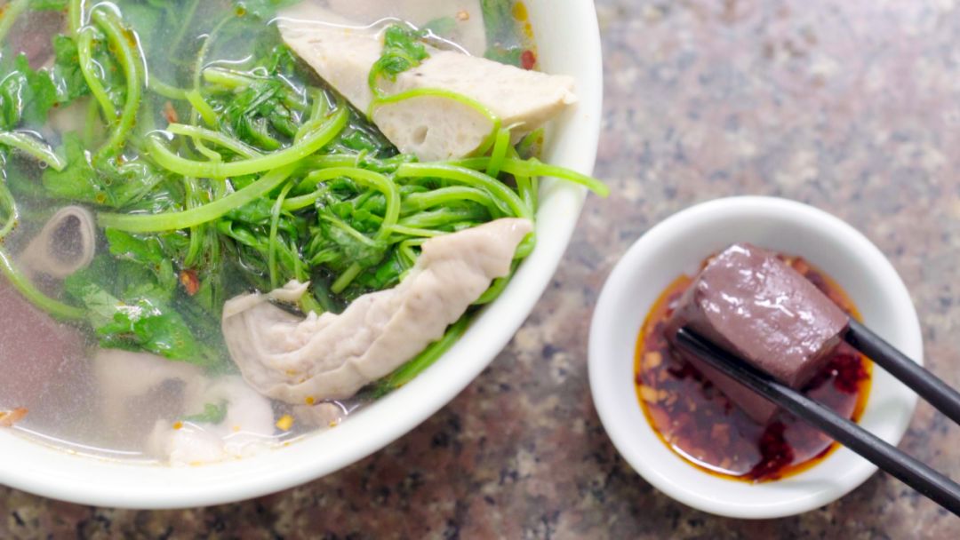 益母草豬血湯汕頭牛肉火鍋牛肉丸粿條湯熬煮白粥魚皮內形成一層魚凍魚