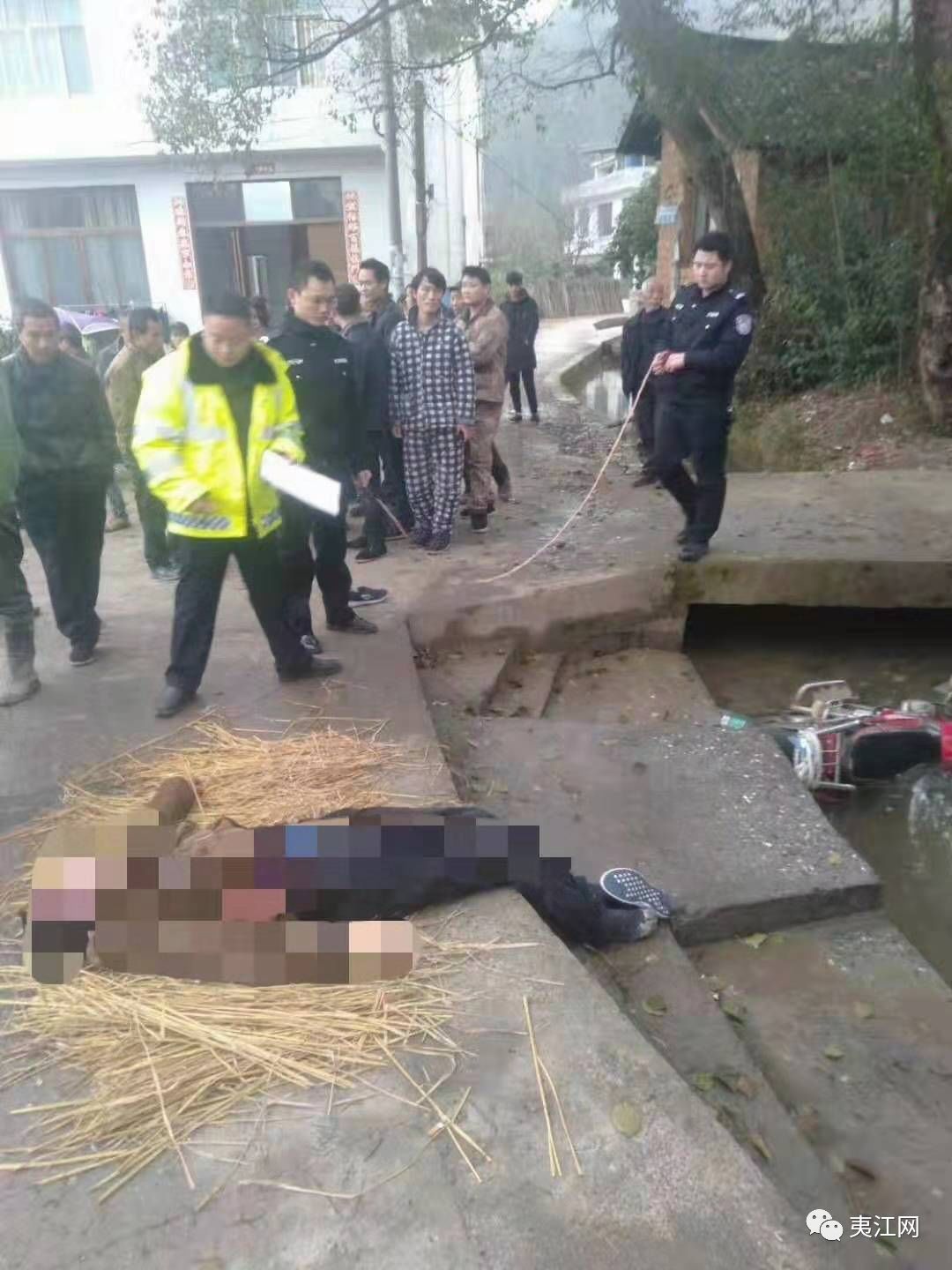 邵陽一男子騎摩托車,跌入小河撞擊頭部!不幸身亡!