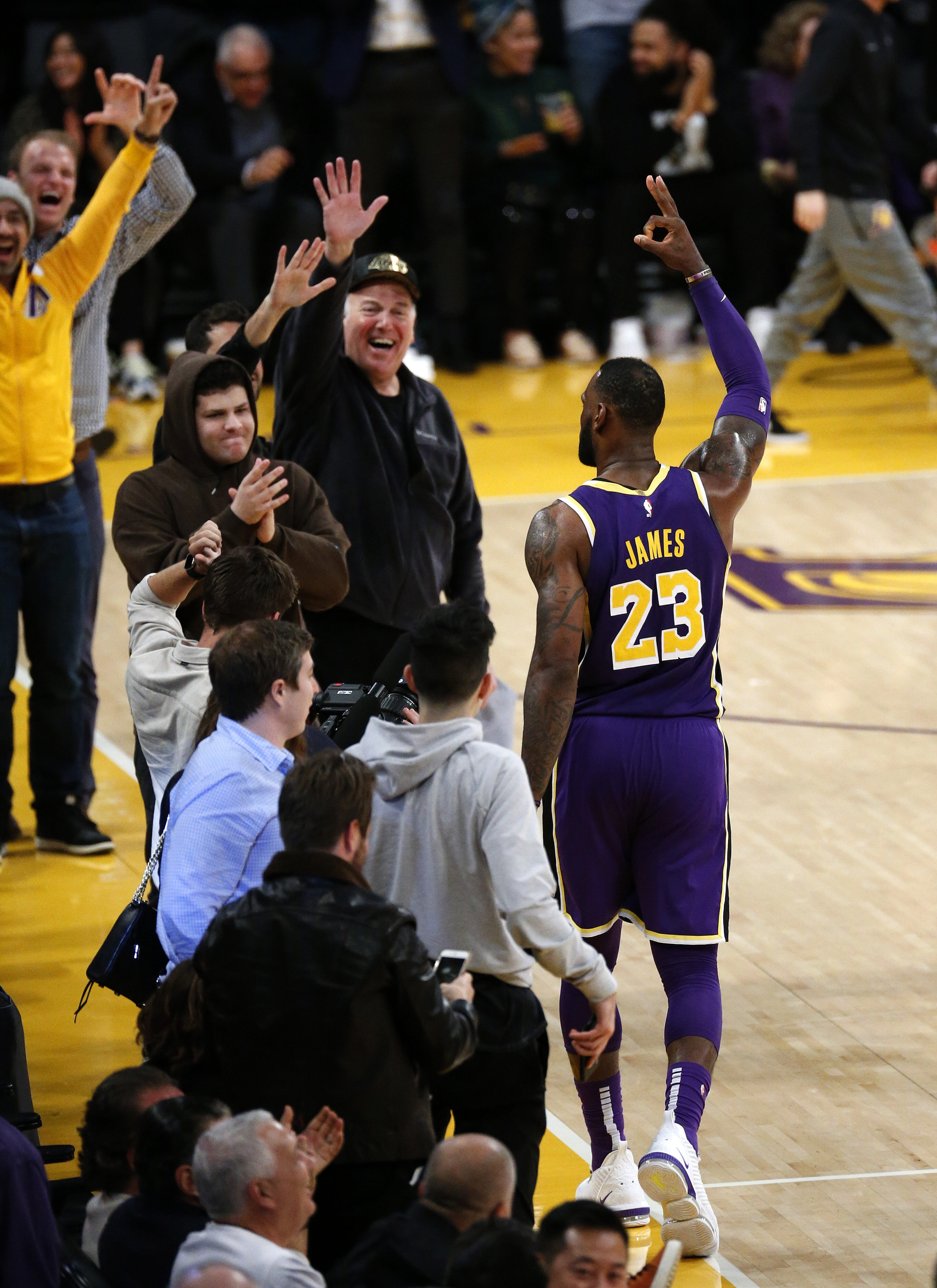 nba常规赛:湖人胜鹈鹕