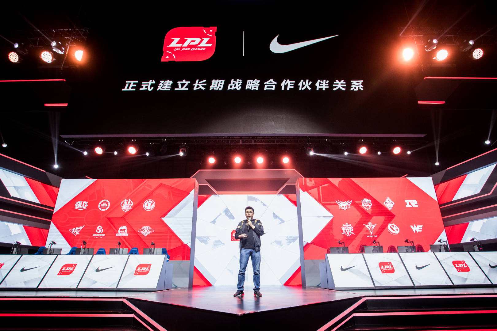 LOL：鍋老師手捧Nike健步如飛，你最期待LPL和Nike出什麼聯名？ 遊戲 第2張