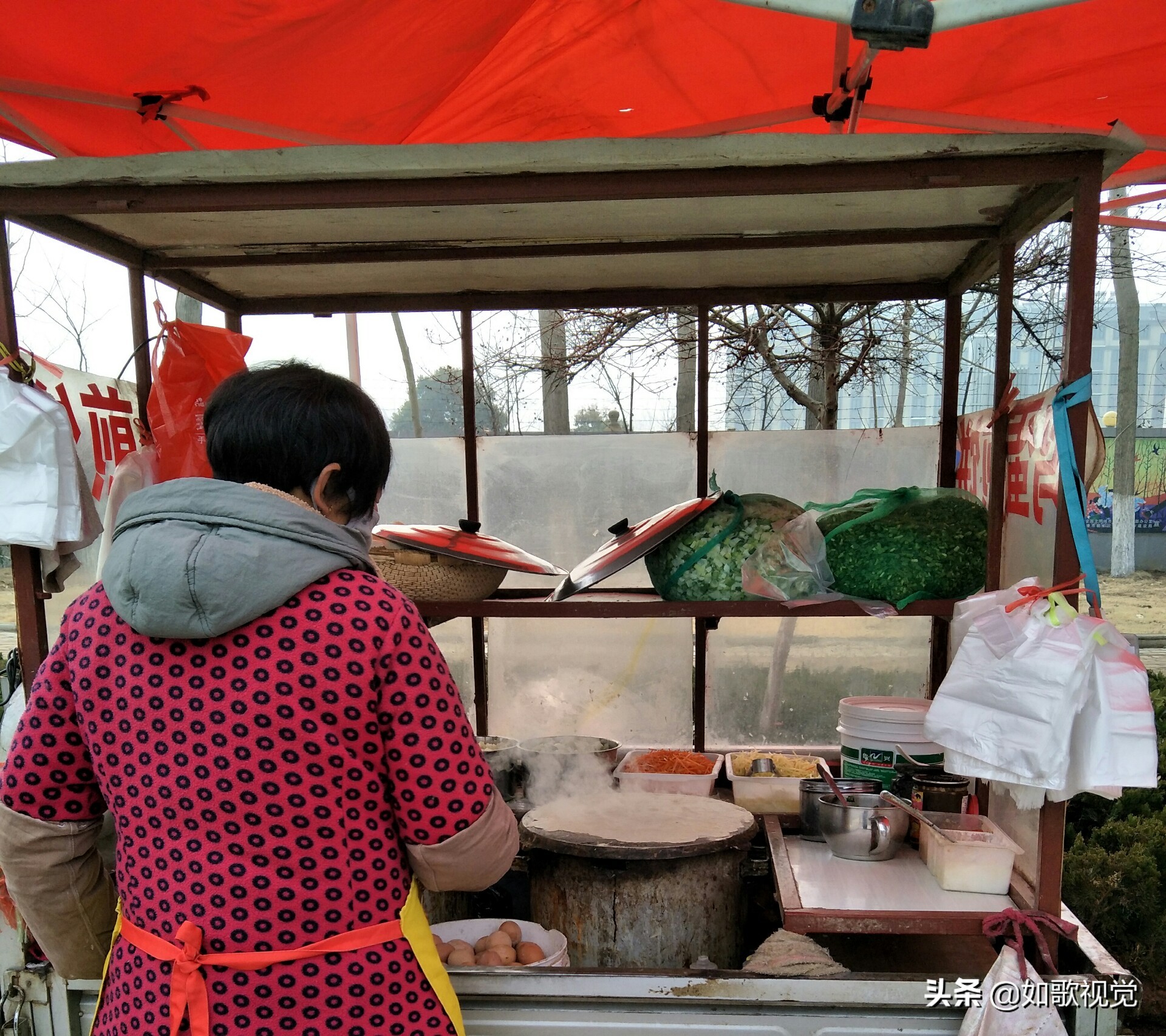 農村集市上的10個小攤都是小本生意你覺得哪一個能賺錢養家呢