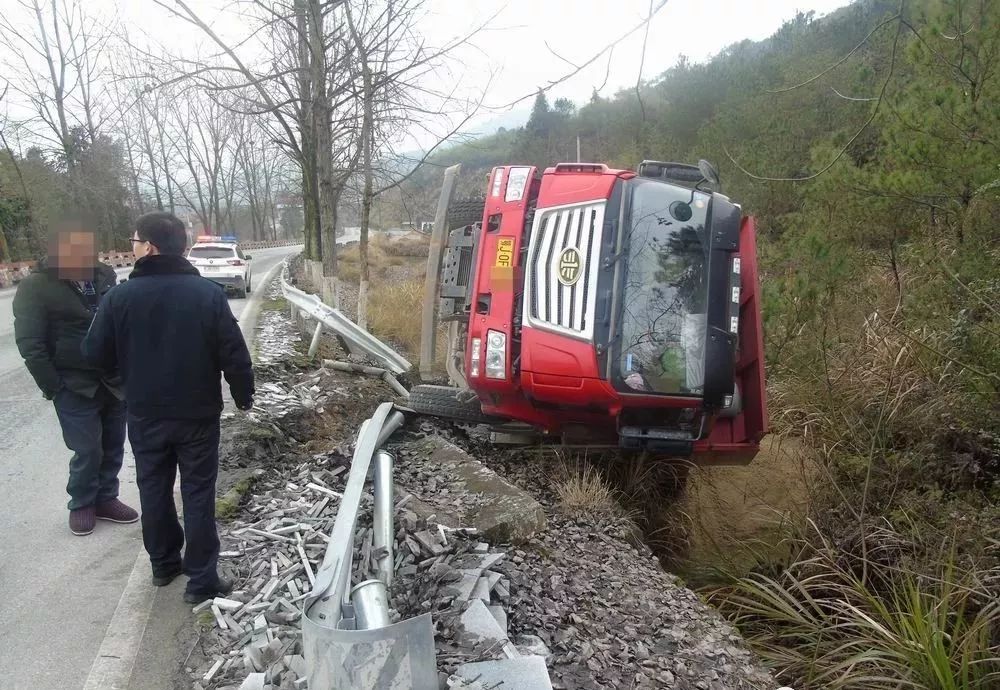 英山邻县一重型货车失控侧翻入沟