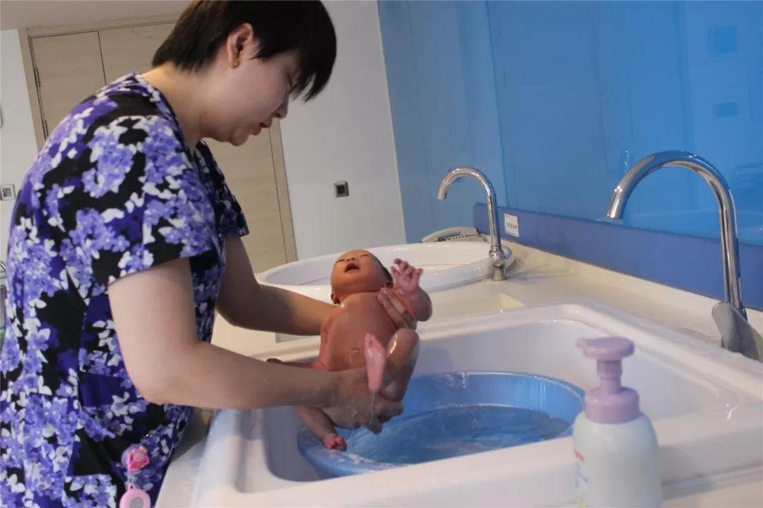 女婴洗澡过程图片