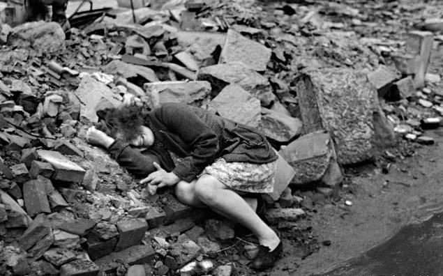 因为德国的战败,在废墟上抱头痛哭的德国女性盟军攻占下了德国之后,大