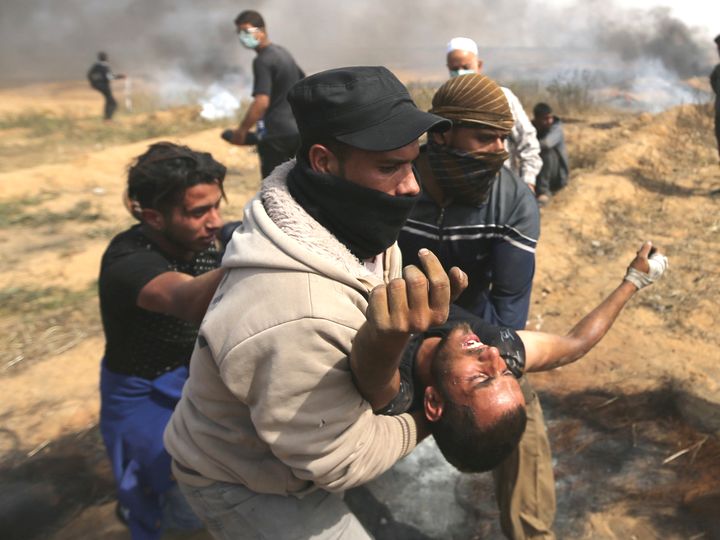 在加沙地带边境地区,以色列士兵向巴勒斯坦抗议民众发射催泪瓦斯
