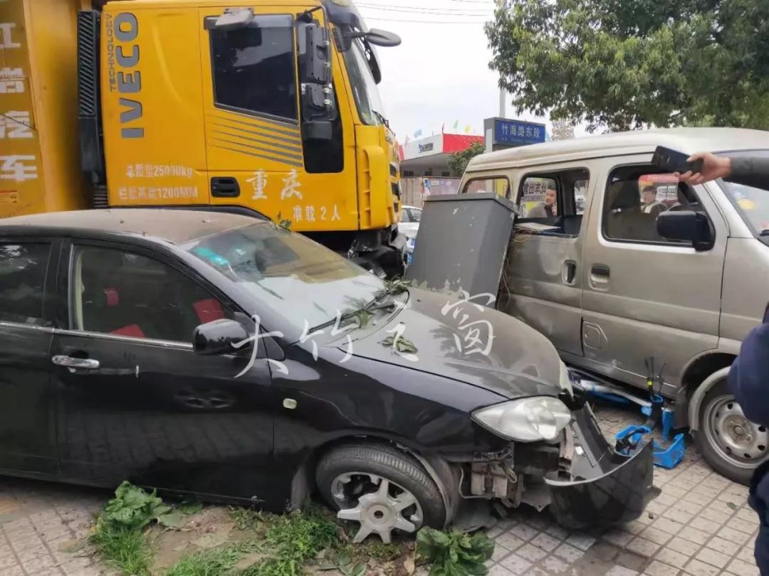 昨日,大竹一渣土車與自行車相撞,騎車人當場.